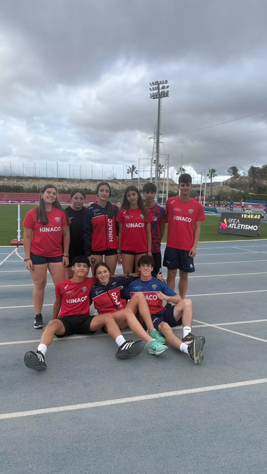 Atletas de Hinaco y acompañantes que han estado en La Nucía.