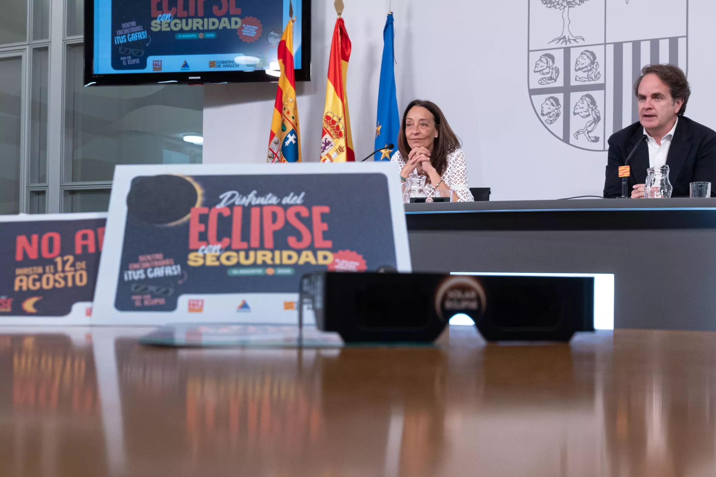 Carmen Susín y Roberto Bermúdez de Castro en la explicación del dispositivo para el eclipse solar