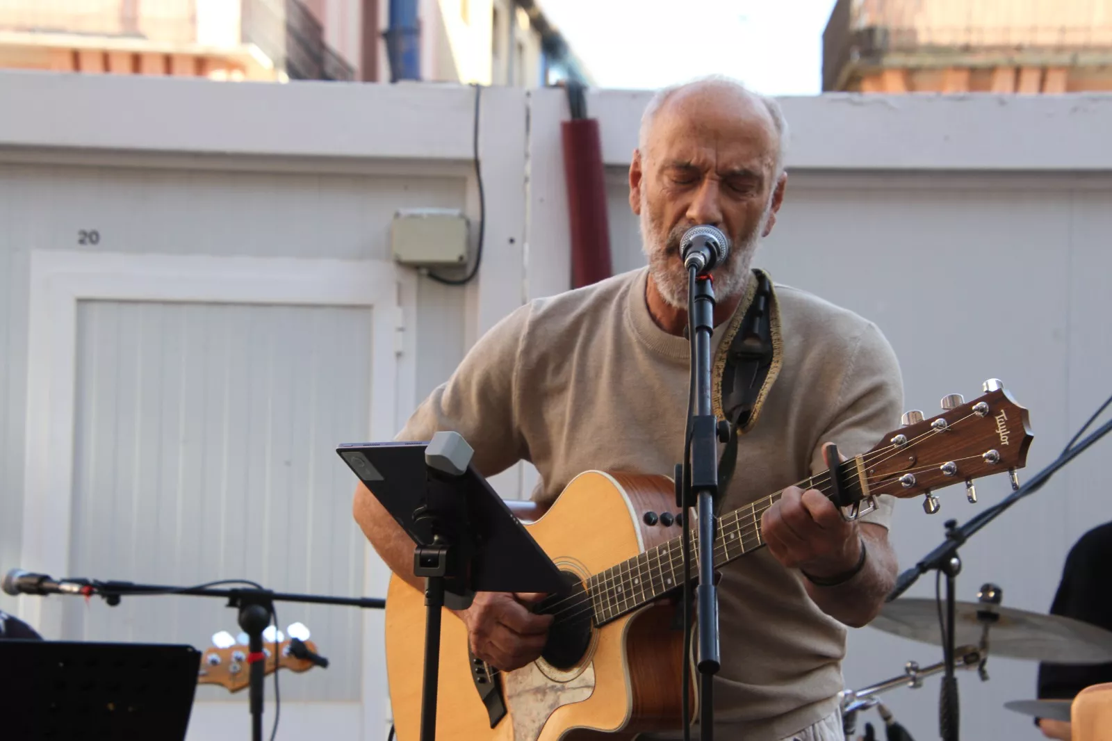 Actuación de Cascoviejo en la Feria del Libro de Huesca. Foto Carlos Neofato