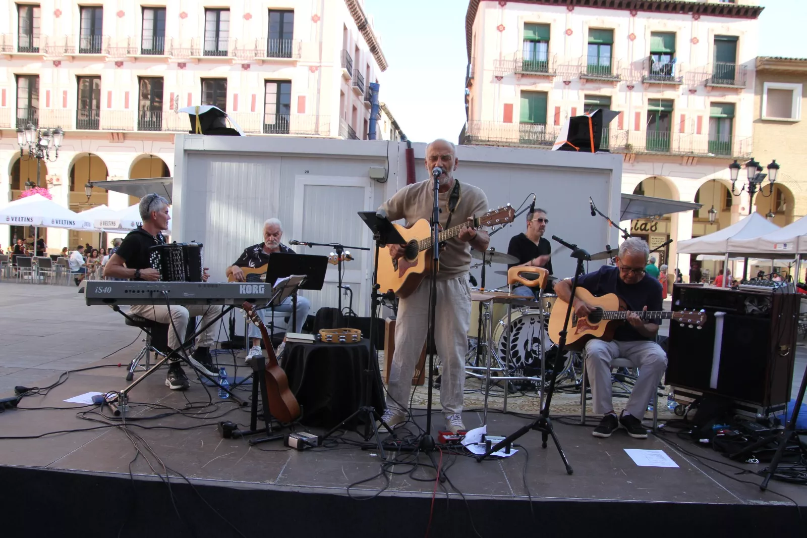 Actuación de Cascoviejo en la Feria del Libro de Huesca. Foto Carlos Neofato