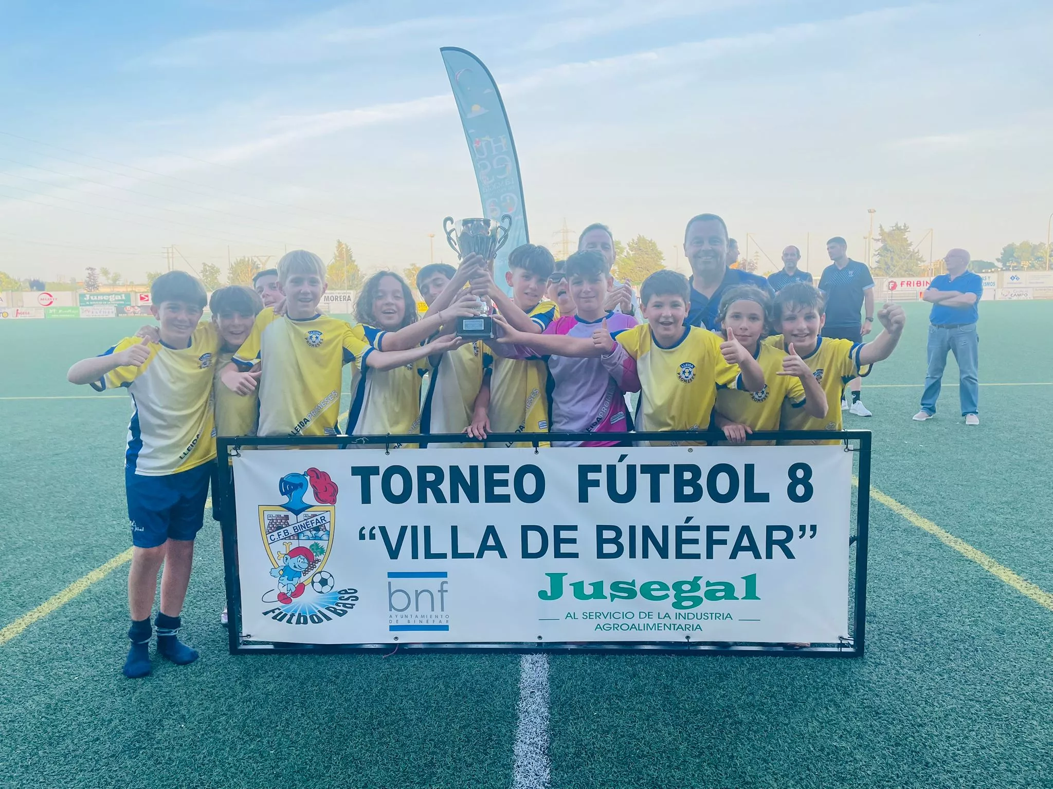 Lleida Promesas levantó el trofeo de campeón en la final plata.