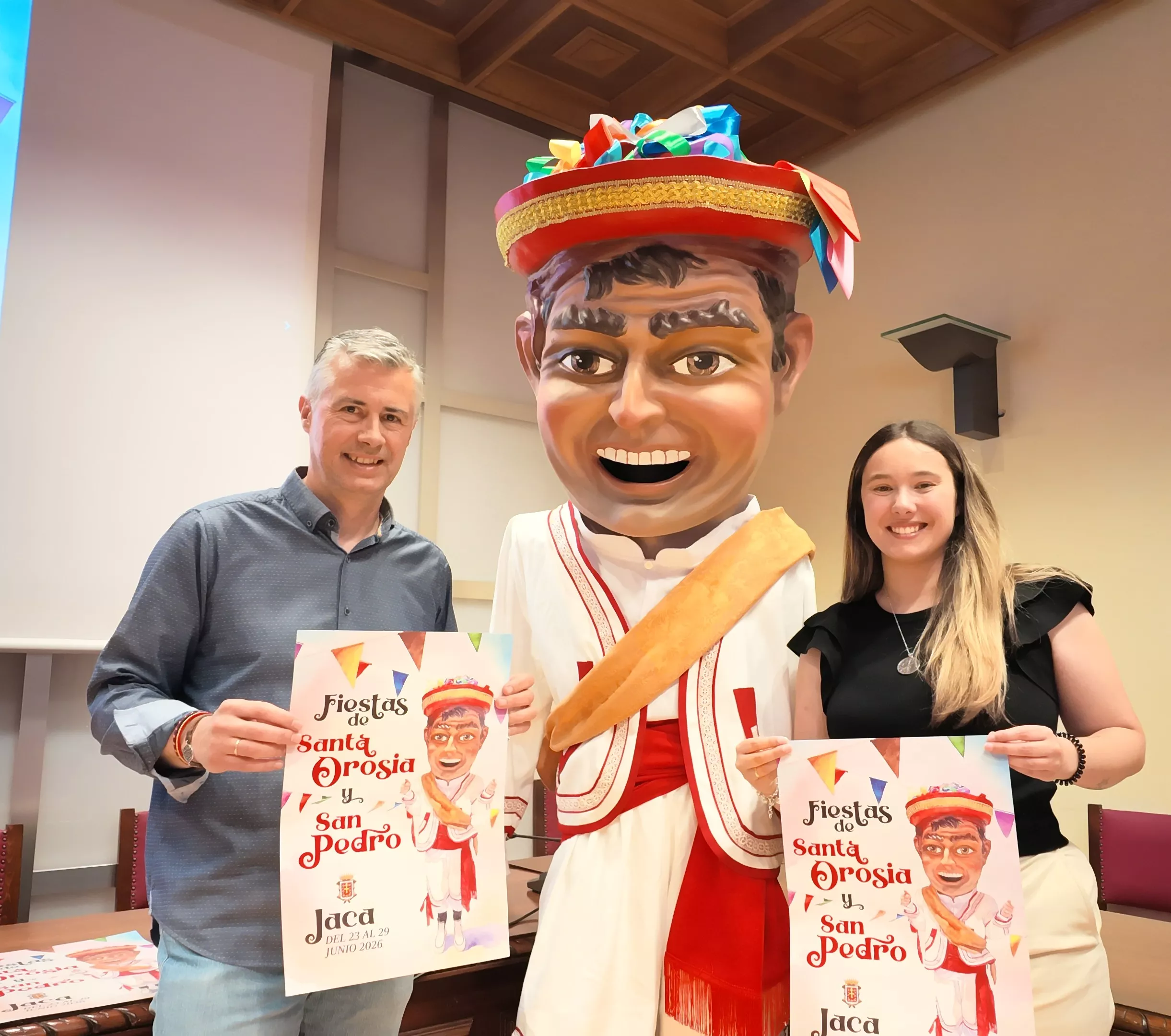 Carlos Serrano y Andrea Vargas han presentado el programa de las fiestas de Jaca y un nuevo cabezudo para la comparsa.