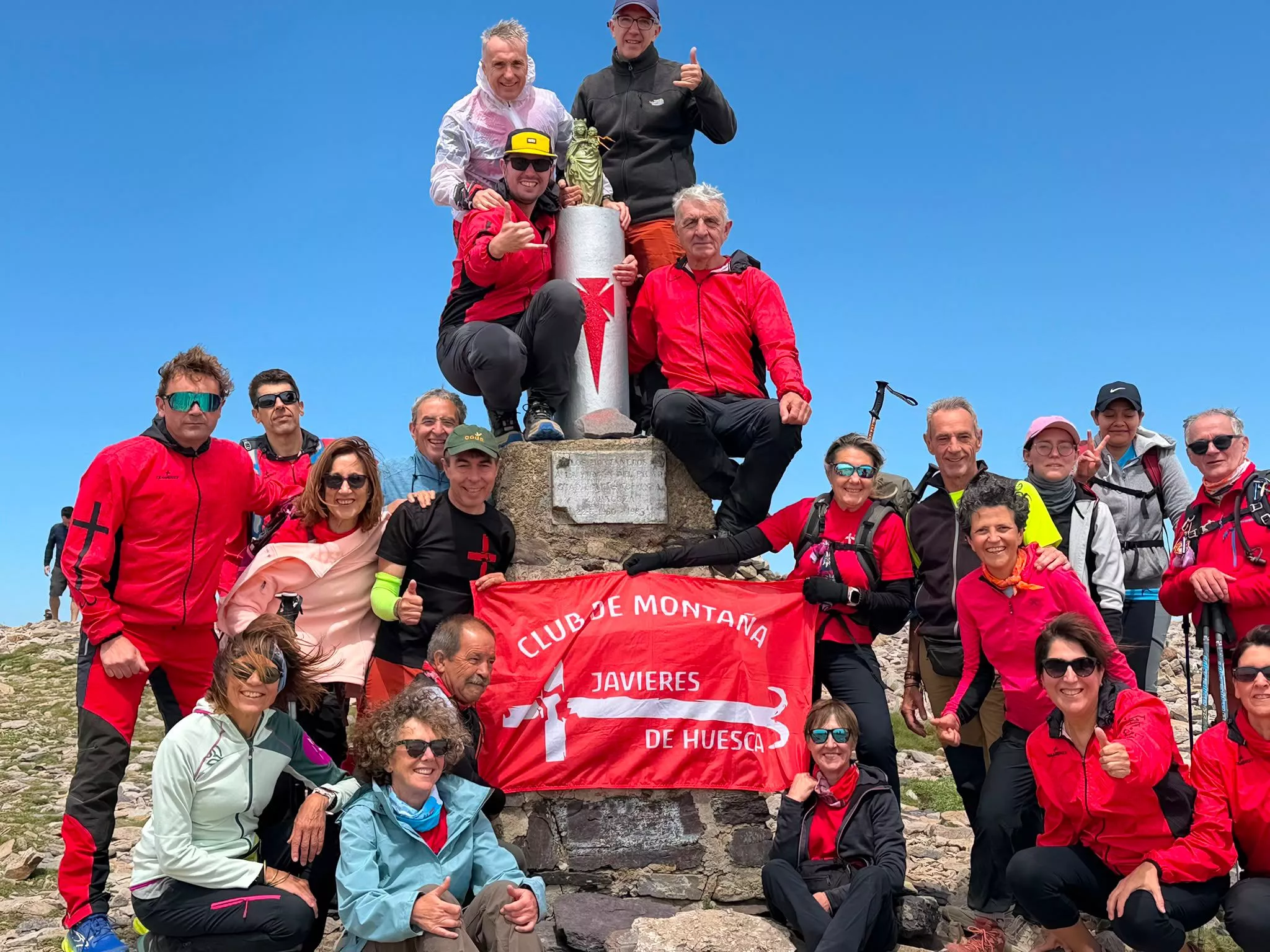Los Javieres con la Virgen del Pilar en la cima del Moncayo