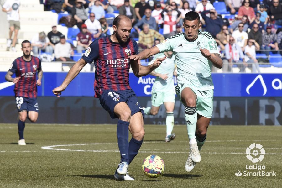 Jérémy Blasco controla un balón en el partido ante el Granada. Foto: LaLiga