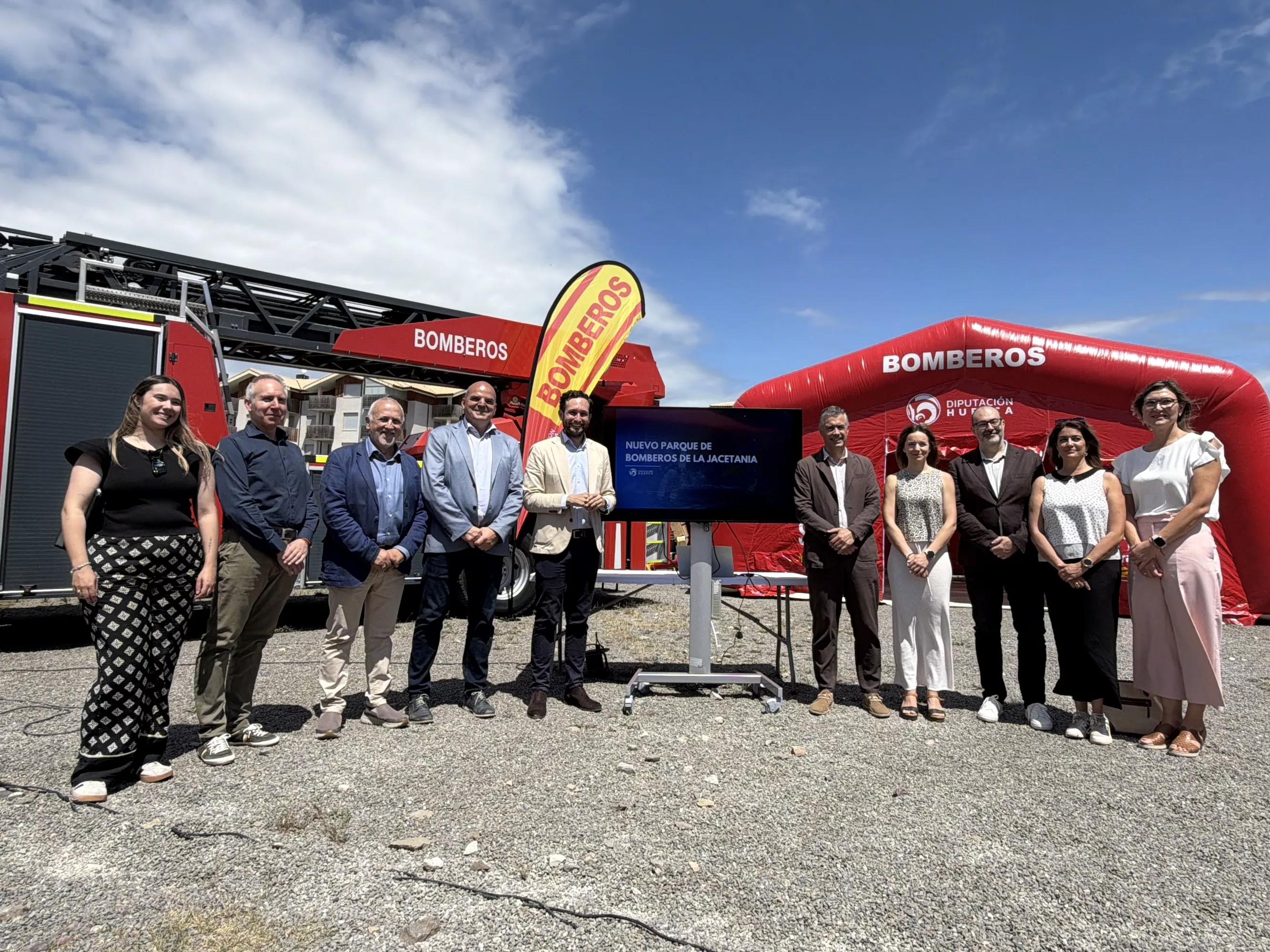 Autoridades en la presentación de la futura ubicación del parque de bomberos de la Jacetania