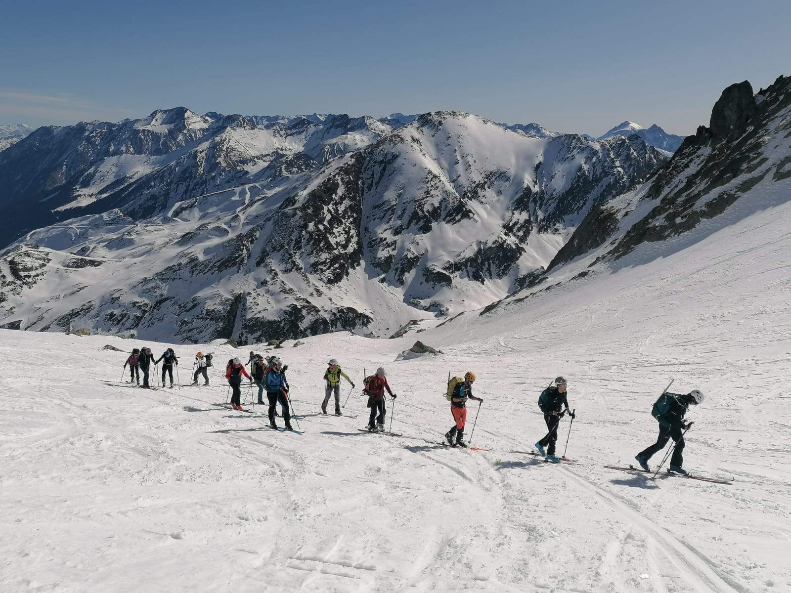 El grupo ascendiendo. Foto Peña Guara El grupo ascendiendo. Foto Peña Guara