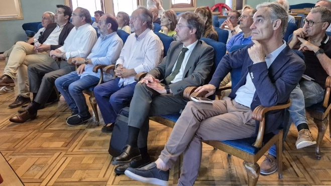 Primera fila de asistentes a la charla de Víctor Viñuales. Foto Myriam Martínez Primera fila de asistentes a la charla de Víctor Viñuales. Foto Myriam Martínez