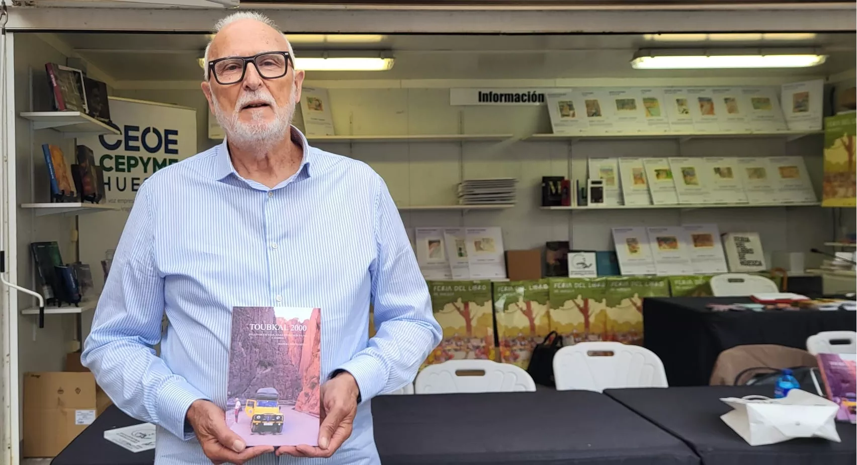 Manuel Prieto con 'Toubkal 2000' en la Feria del Libro de Huesca. Foto Mercedes Manterola