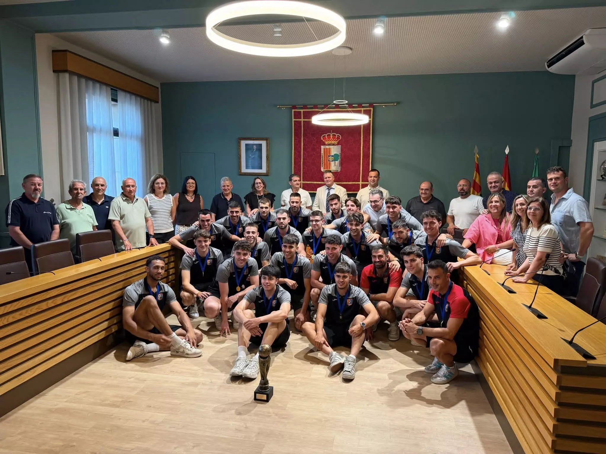 Jugadores, cuerpo técnico y presidente de la UD Fraga en el Ayuntamiento. Foto: Ayuntamiento de Fraga