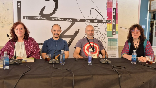 Lourdes, la traductora, y Ricardo Vieira, Nuno Beato y Chus Fenero, en el 54º Festival de Cine de Huesca. Foto Myriam Martínez Lourdes, la traductora, y Ricardo Vieira, Nuno Beato y Chus Fenero, en el 54º Festival de Cine de Huesca. Foto Myriam Martínez