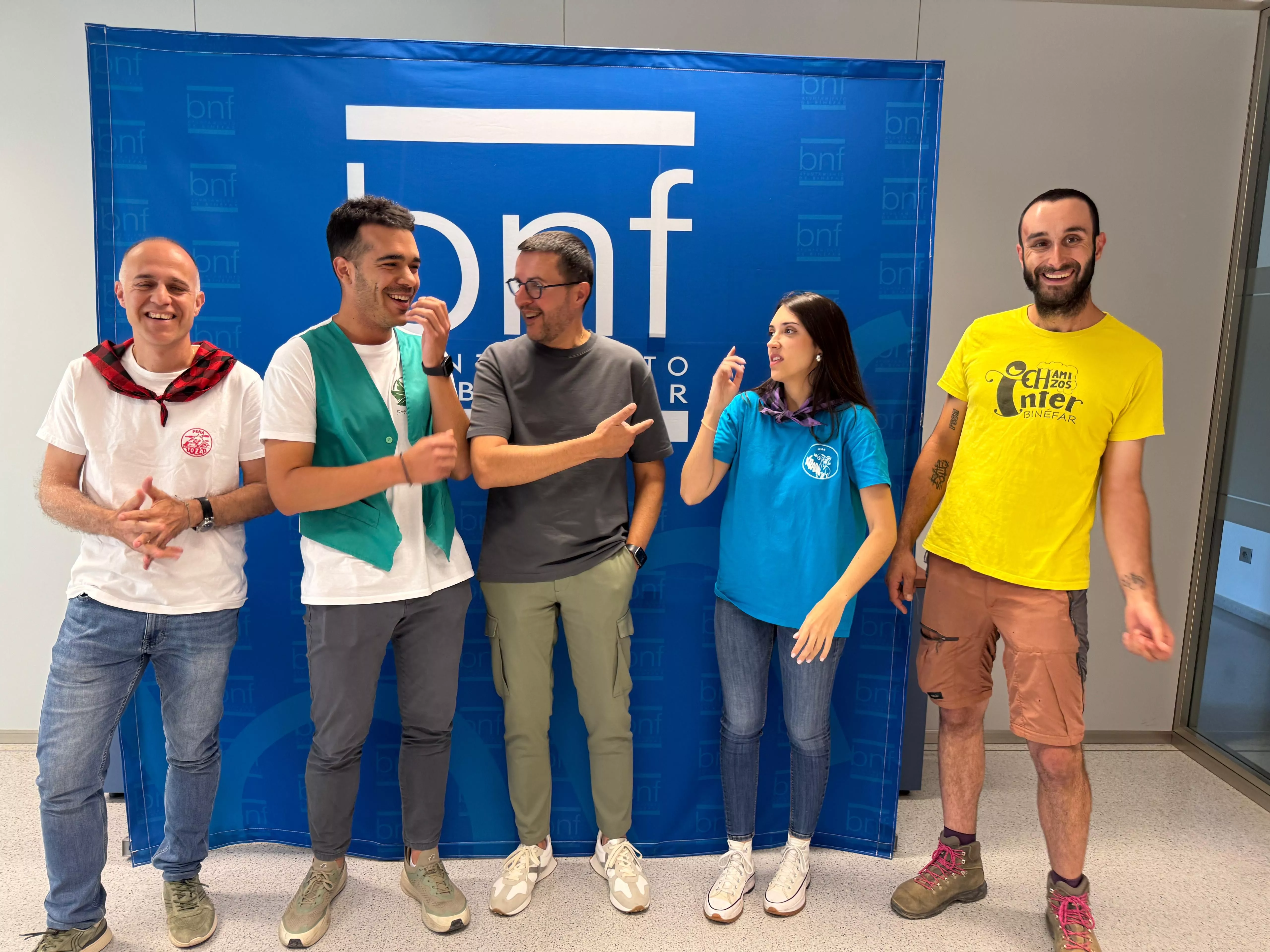 César Pardos con los representantes de las peñas en la presentación de las Fiestas de Binéfar