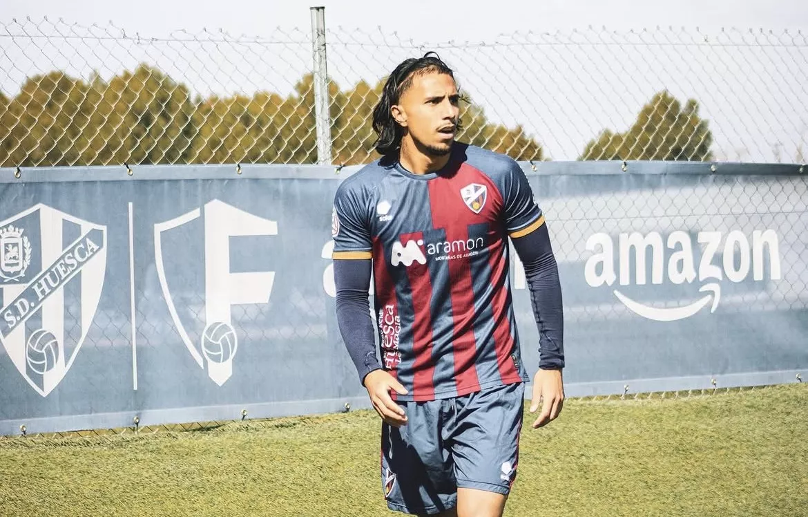 Diego Almeida, jugador del Huesca B, podría hacer la pretemporada con el primer equipo. SD Huesca: la cantera que pide paso.