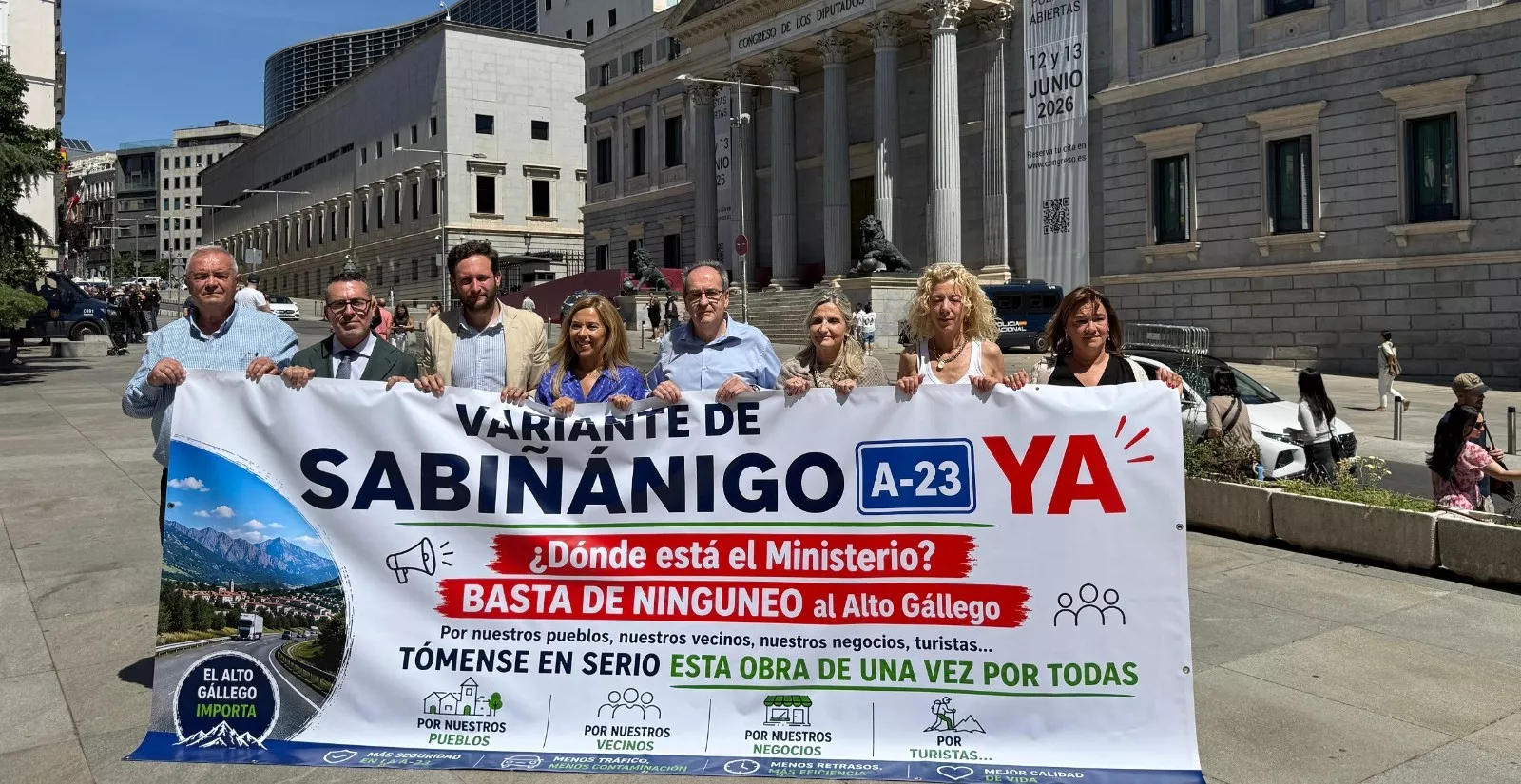 El PP de Huesca se moviliza ante el Congreso con una pancarta por la variante de Sabiñánigo.