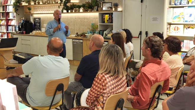 Carlos Causaucau con un público entregado, muy de Vespa Carlos Causaucau con un público entregado, muy de Vespa