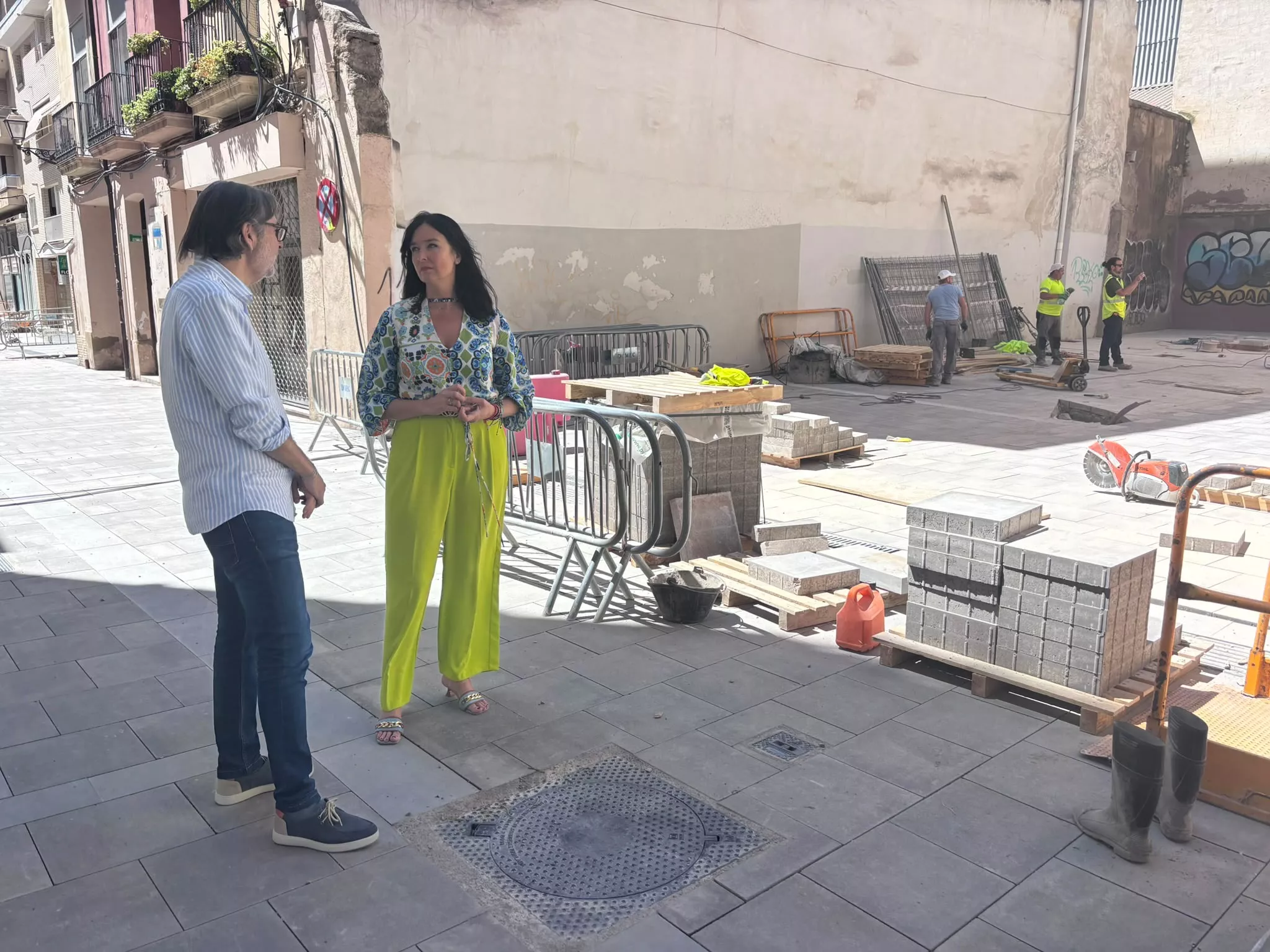 La alcaldesa de Huesca, Lorena Orduna, y el concejal de Urbanismo, Iván Rodríguez, supervisan las obras de la calle Padre Huesca.