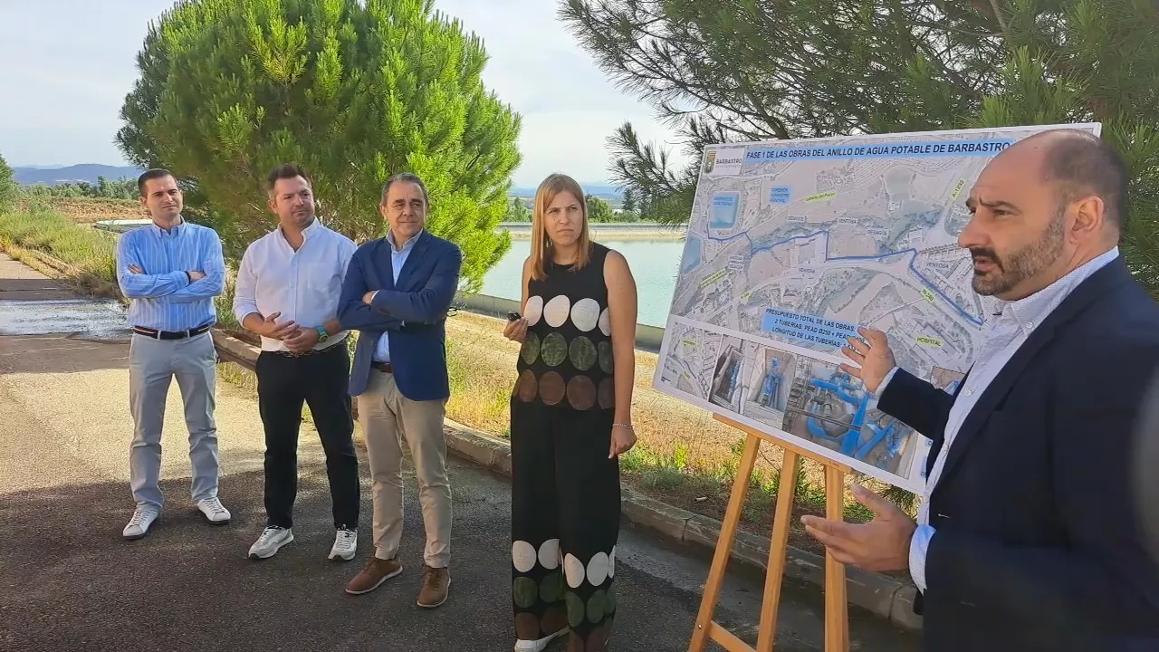 El alcalde de Barbastro, Fernando Torres, explica aspectos del anillo perimetral del agua.