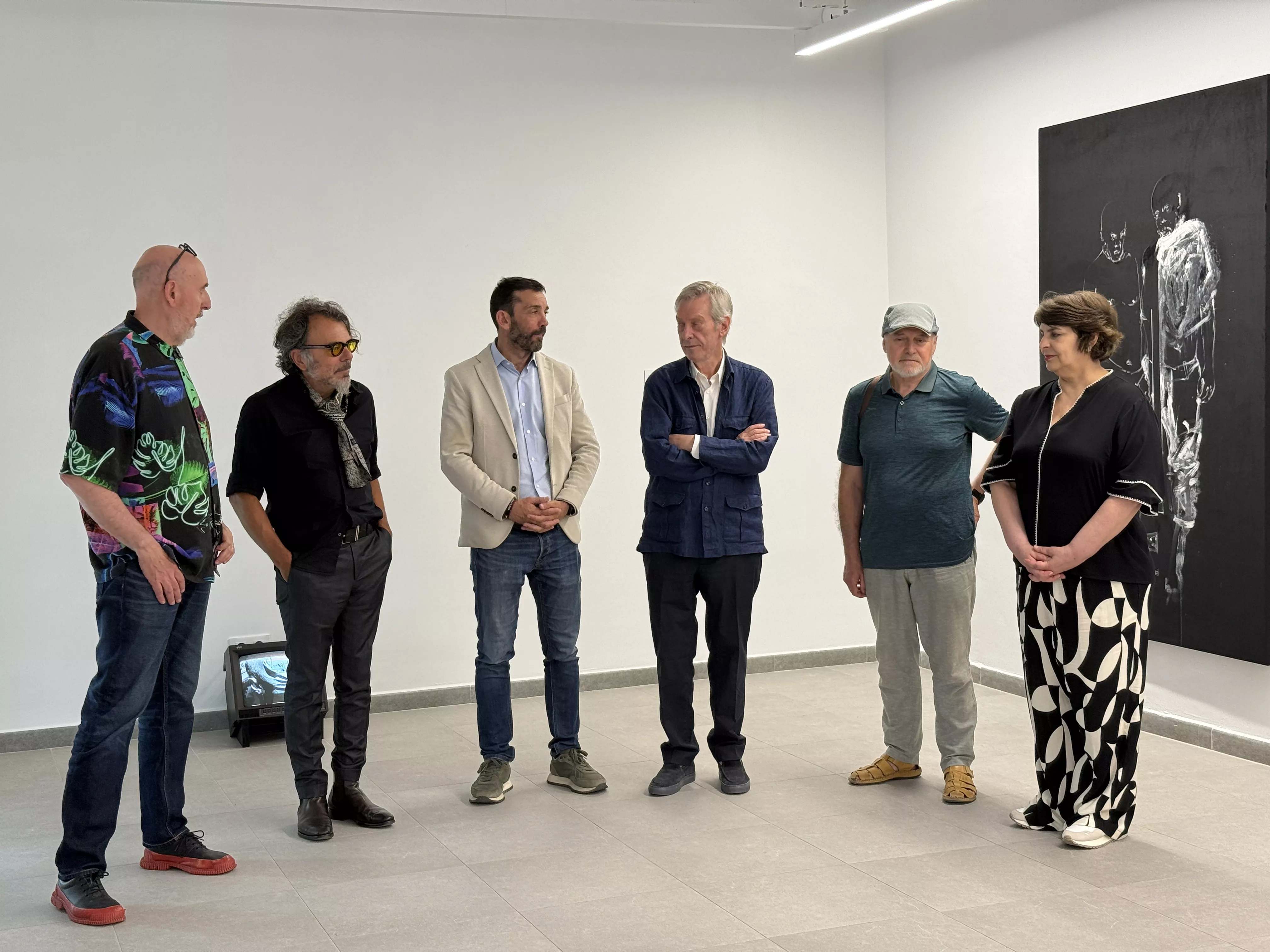 Castro, Roig, Pueyo, Marcos, el concejal de cultura Agustín Muñoz y Lía Caraballo, trabajadora del centro de arte de Aínsa.