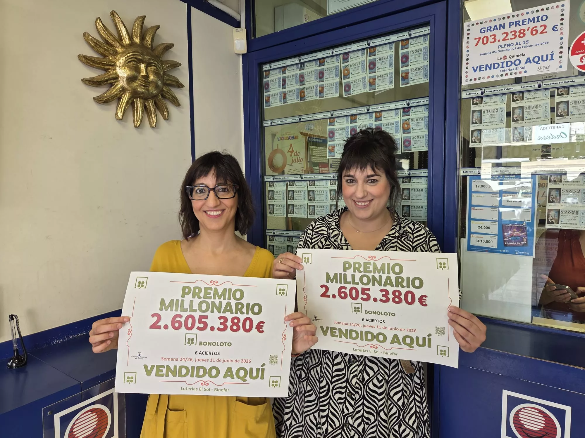 Ana y Alba en la Administracióin El Sol de Binéfar con los carteles de 2.605.380 euros