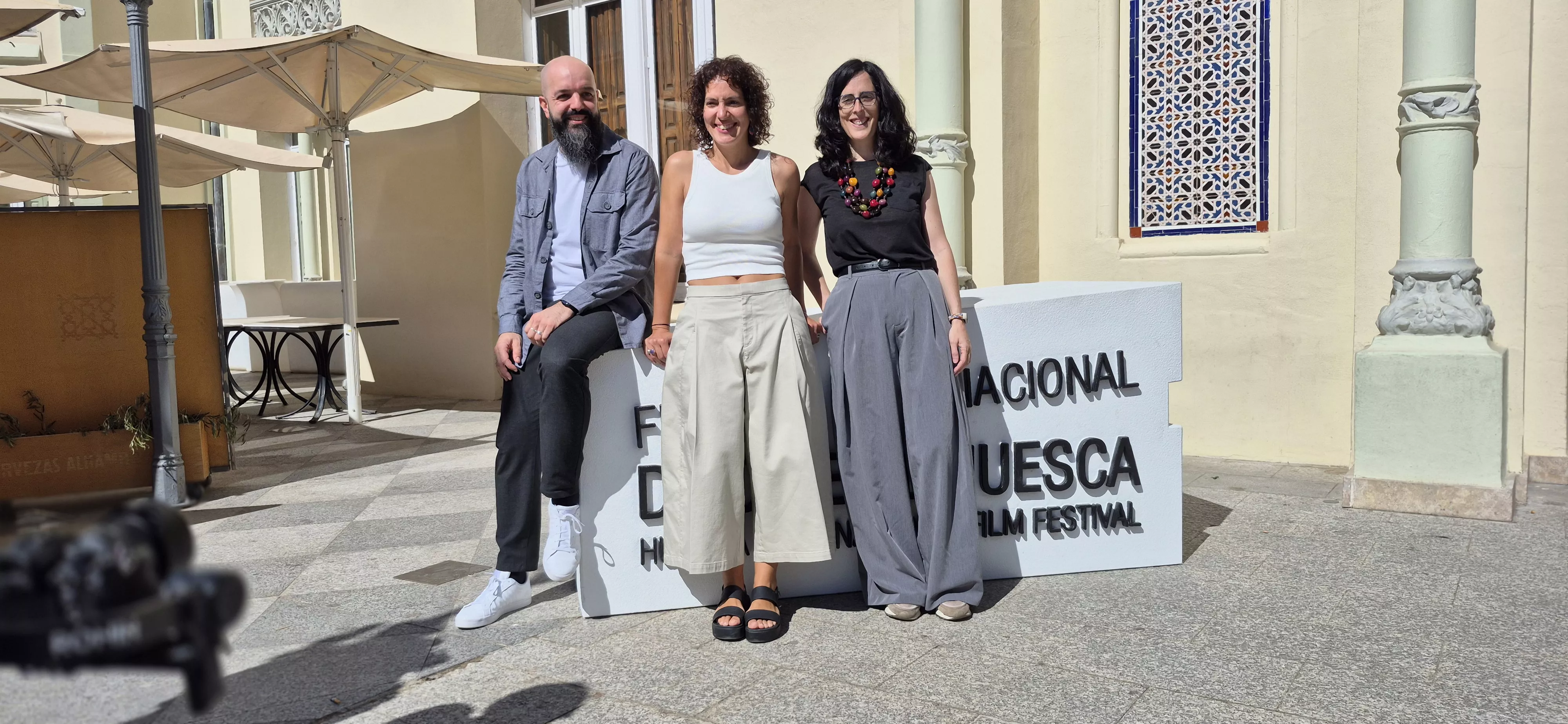Ignacio Lasierra, con Inés Laporta y Aurora Lago, en el 54º Festival Internacional de Cine de Huesca. Foto Myriam Martínez