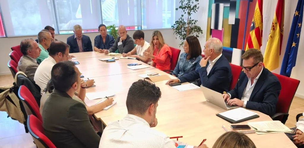 La vicepresidenta del Gobierno de Aragón Mar Vaquero y la consejera Carmen Susín se han reunidos con representantes de la escuela concertada.