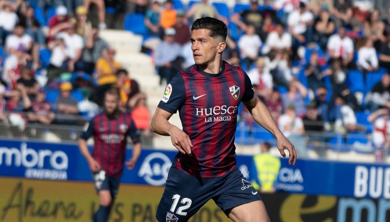 Juanjo Nieto debuta con la camiseta del Huesca en Liga frente al Granada.
