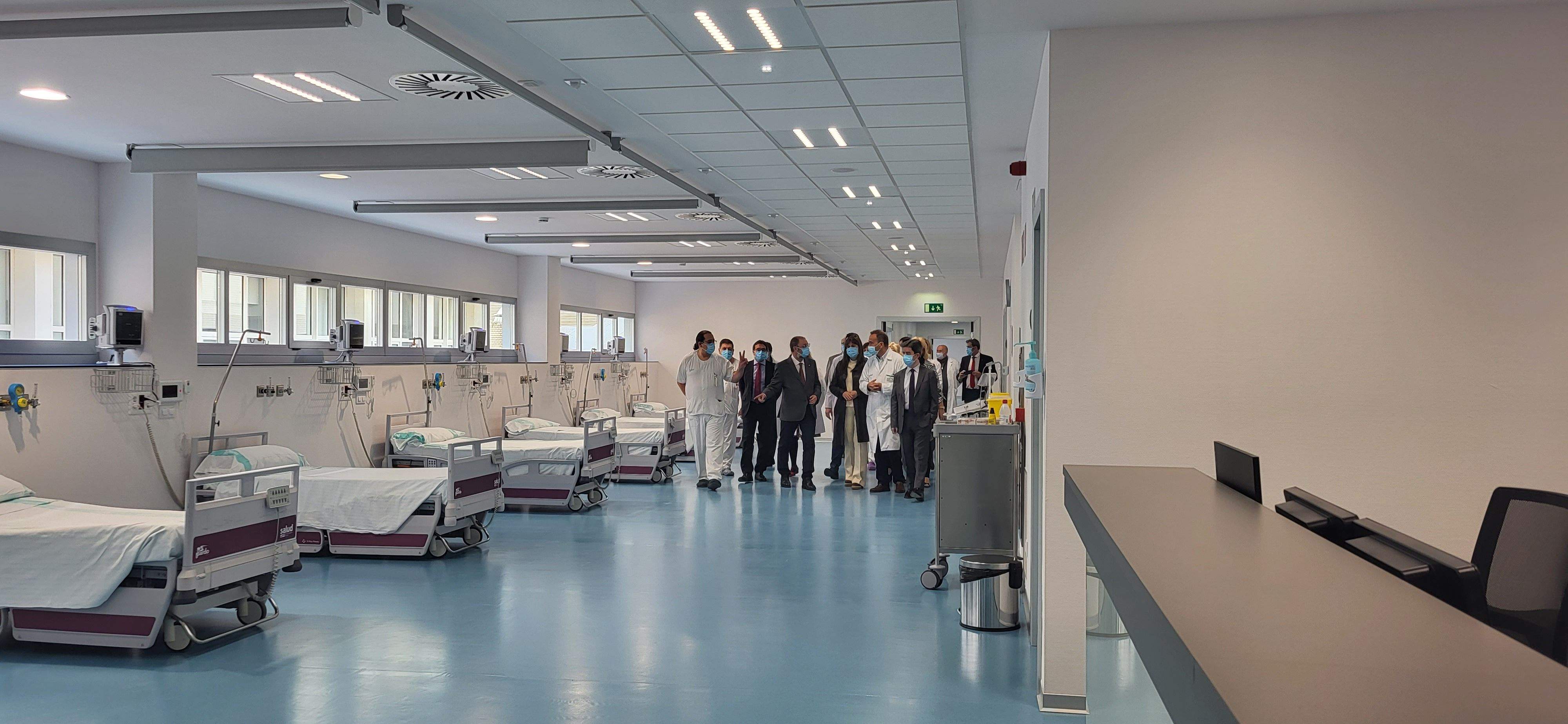 Las autoridades , visitando las nuevas Urgencias del Hospital San Jorge de Huesca. Foto Myriam Martínez