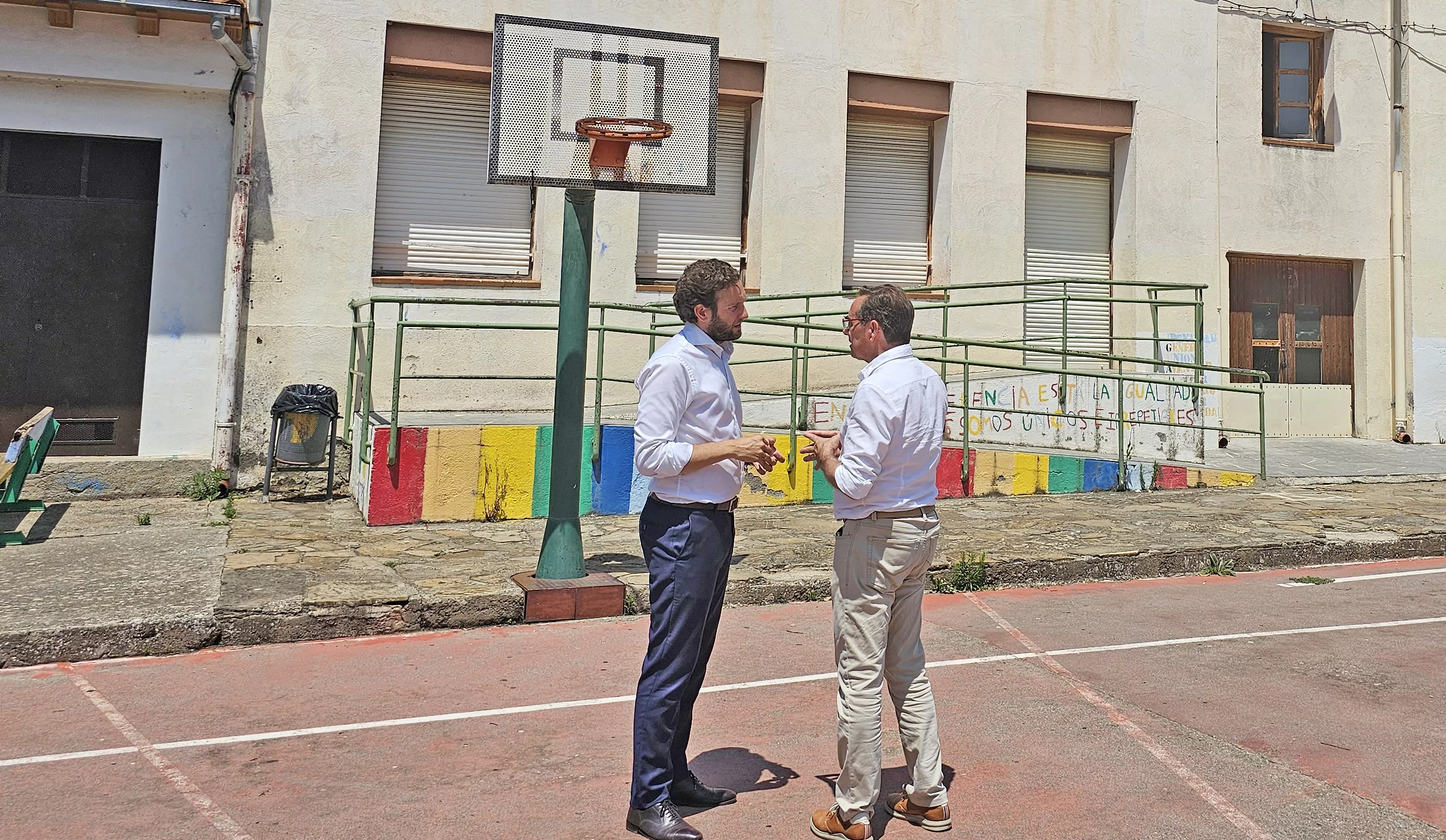 Isaac Claver y Eusebio Echart en el patio del colegio de Campo en una visita realizada el pasado mes de junio. 