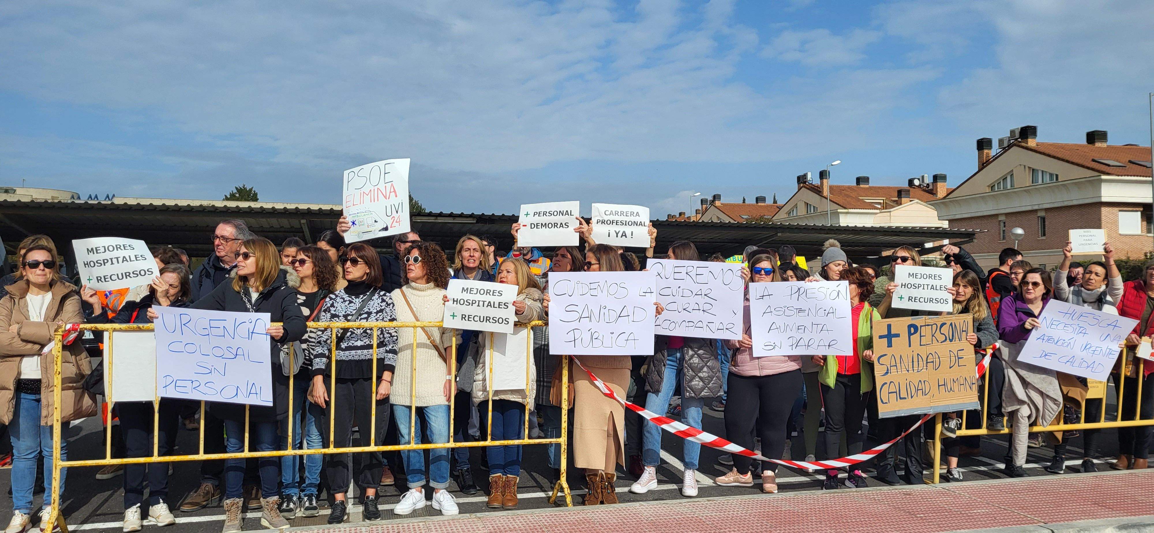 Protesta que ha recibido a Lambán y Repollés en su visita a las nuevas instalaciones de Urgencias del Hospital San Jorge.