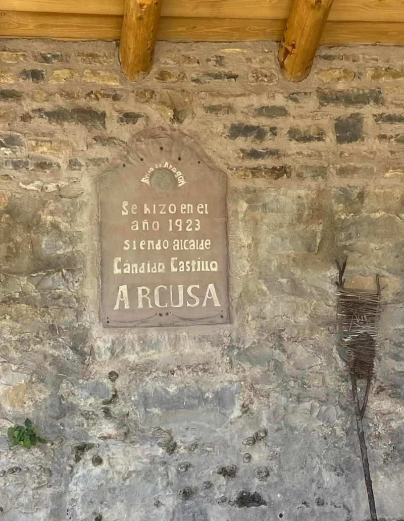Placa con la antigüedad del espacio Placa con la antigüedad del espacio