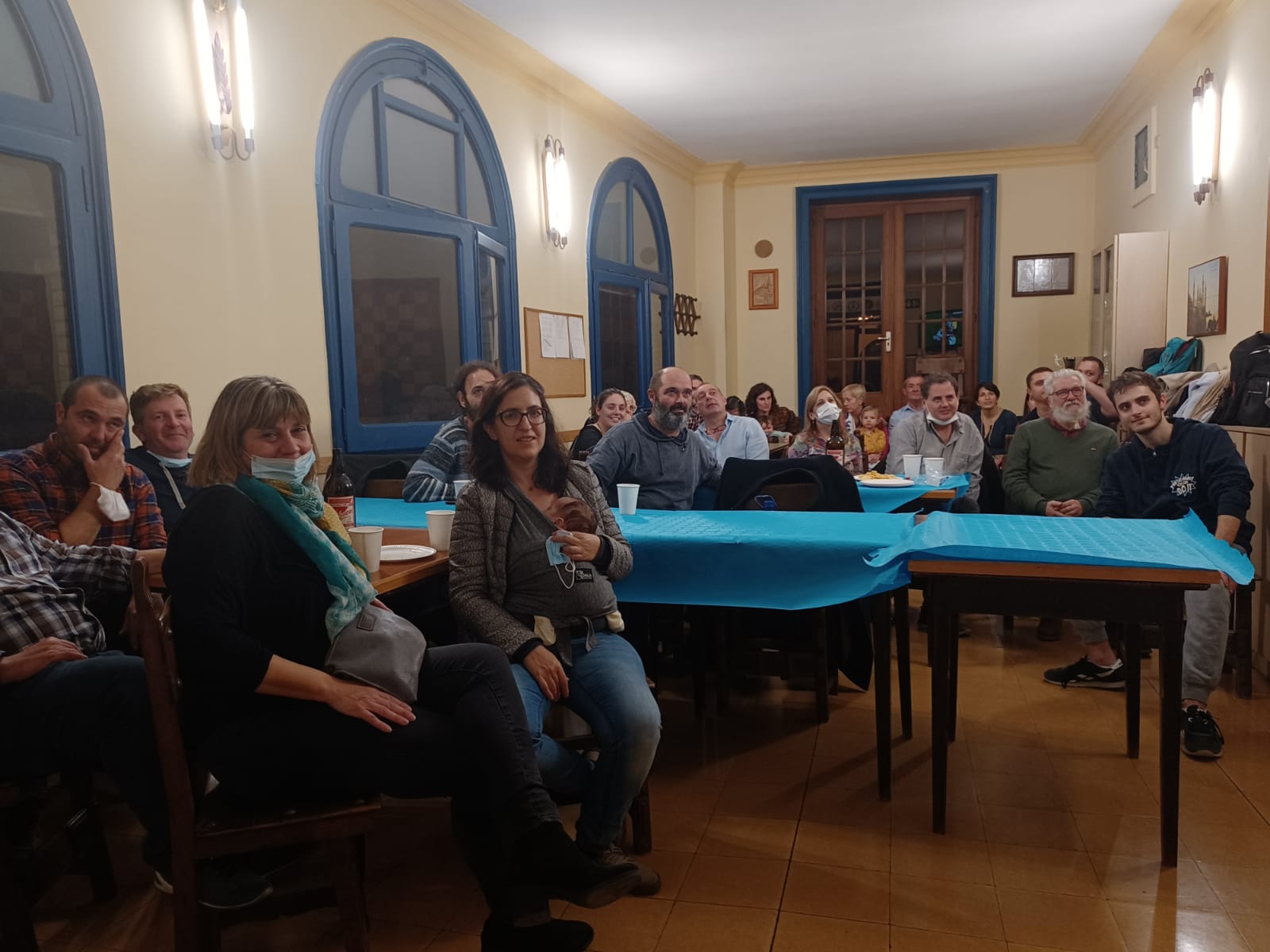 La Peña, viendo un partido del Huesca en el Centro Aragonés de Barcelona.