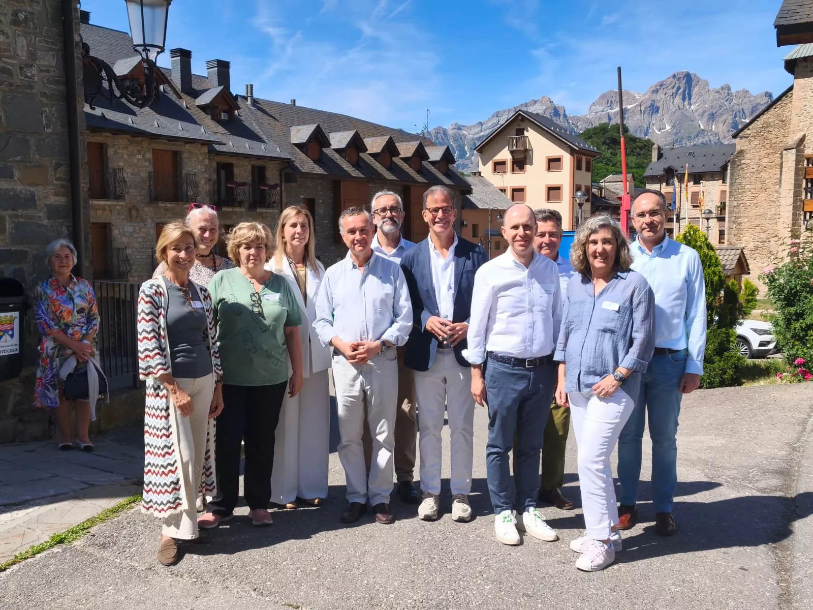 Foto de familia de los patronos de Fundación Valle de Tena junto al Consejero de Medio ambiente y Turismo de DGA