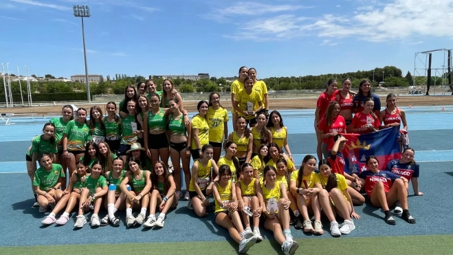 Podio femenino con Intec-Zoiti e Hinaco, segundo y tercero Podio femenino con Intec-Zoiti e Hinaco, segundo y tercero