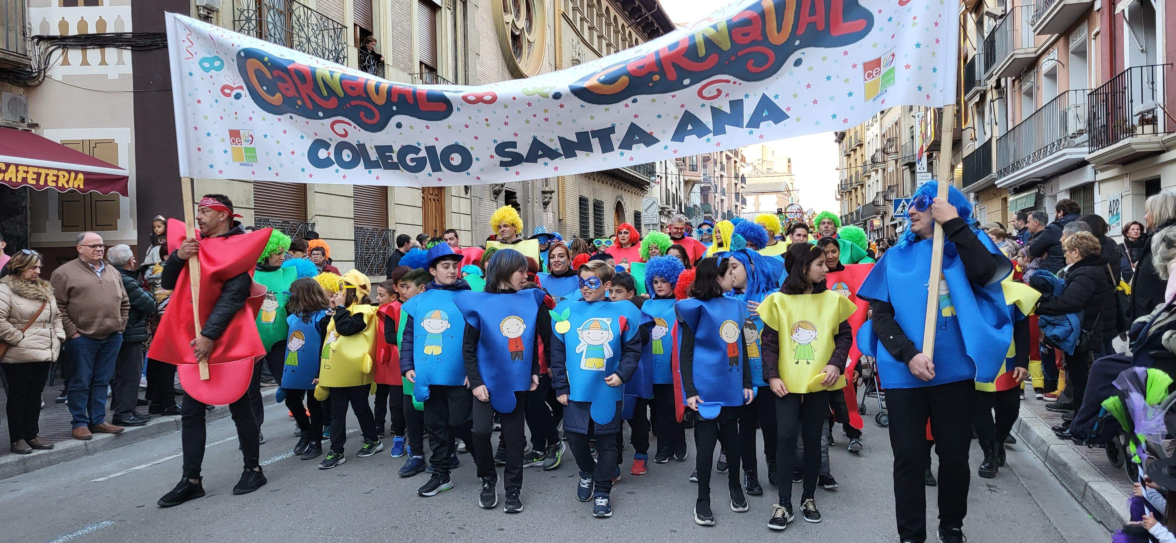 Segundo premio Comparsa de adultos más original Amypa Madre Rafols Santa Ana con el lema “Todos encajamos”. Foto Myriam Martínez Iriarte
