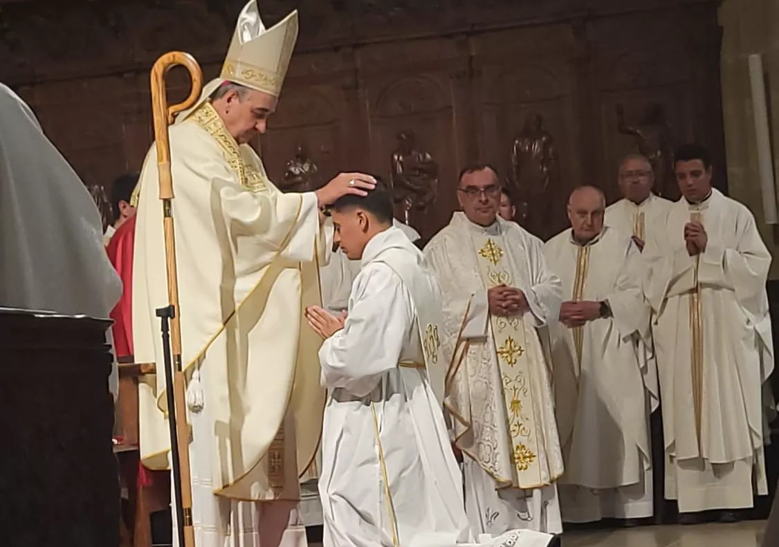 Imposición de manos del obispo al nuevo sacerdote Imposición de manos del obispo al nuevo sacerdote