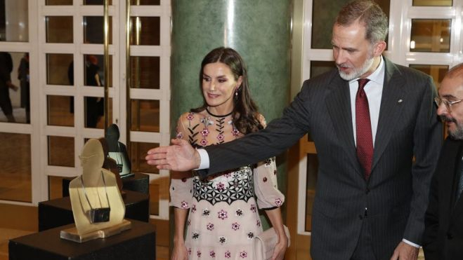 Los reyes admiran las esculturas de Julio Luzán Los reyes admiran las esculturas de Julio Luzán