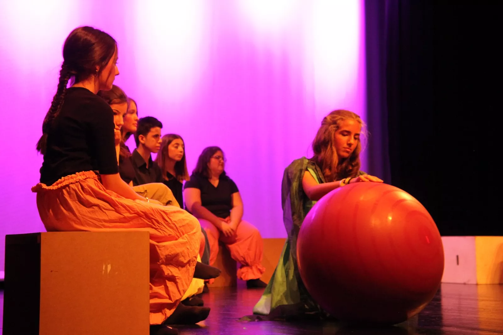 El grupo Croma en la Muestra de Teatro y Danza Joven. Foto Carlos Neofato