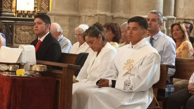 El nuevo sacerdote junto a su familia.