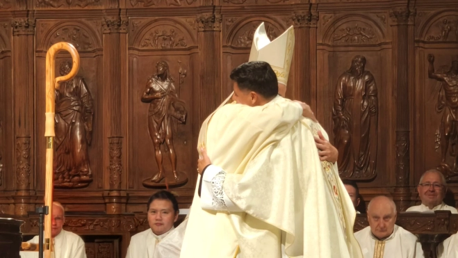 Abrazo del obispo al nuevo sacerdote.
