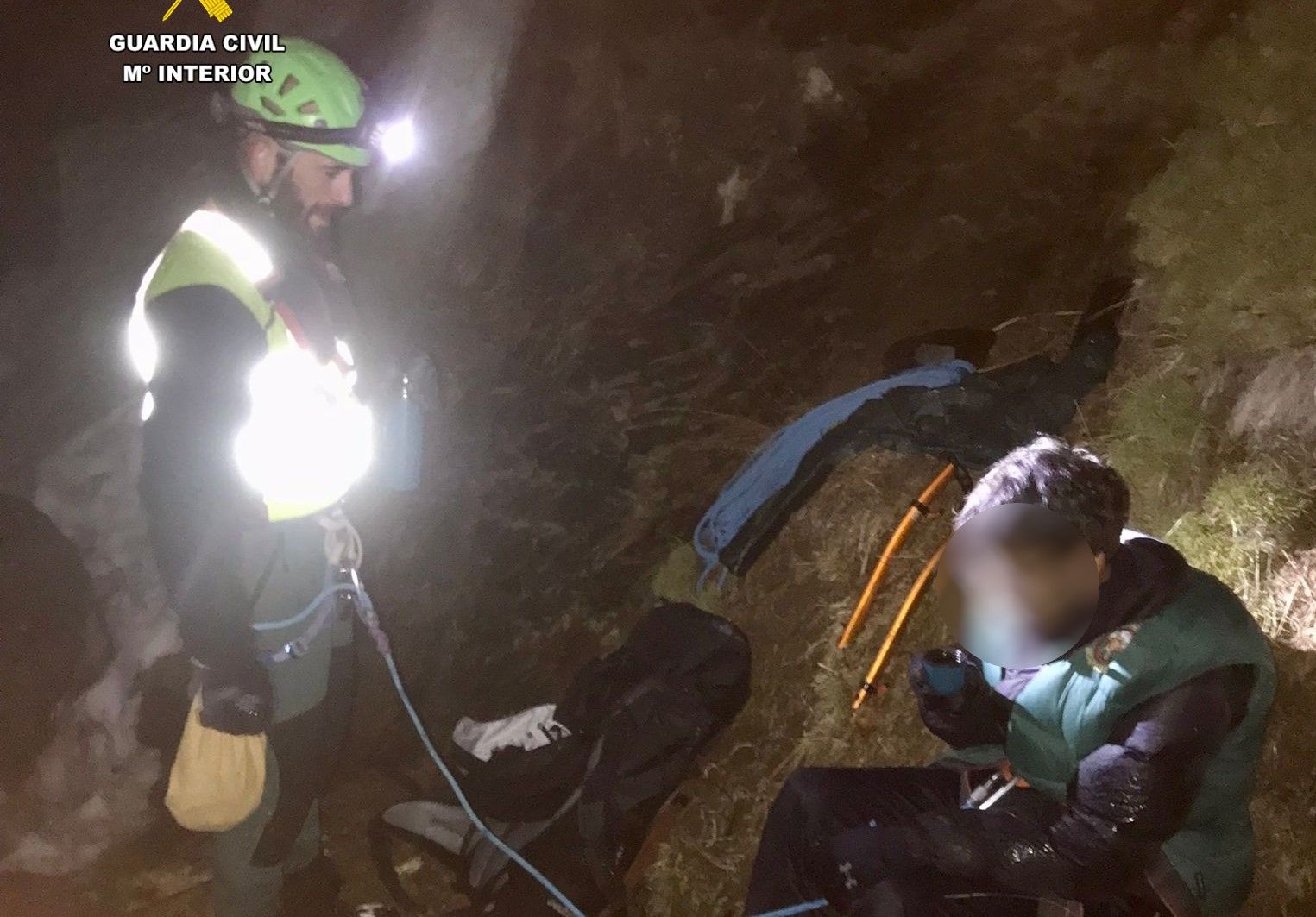 Un miembro de Greim de Boltaña junto al montañero rescatado en Ordesa.
