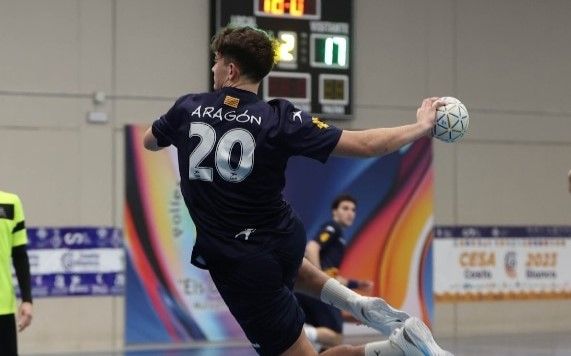 Ángel Calvo, jugador de Bada Huesca, se eleva para lanzar en un partido con Aragón. 