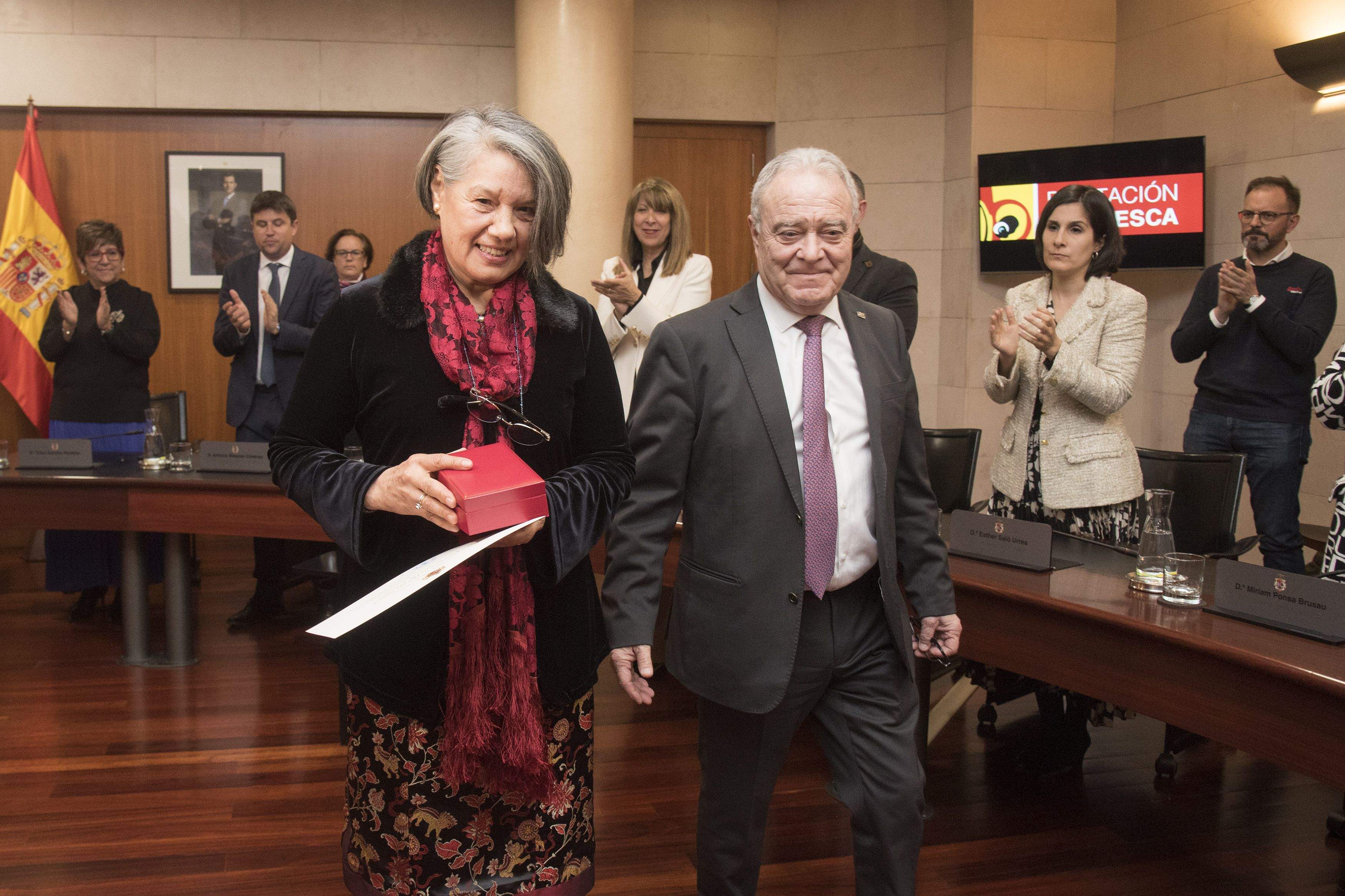 Yolanda Ester Davies ha recibido de Miguel Gracia la Medalla de Oro de la provincia a la Fundación Historia Natural Félix de Azara. FOTO: Javier Blasco