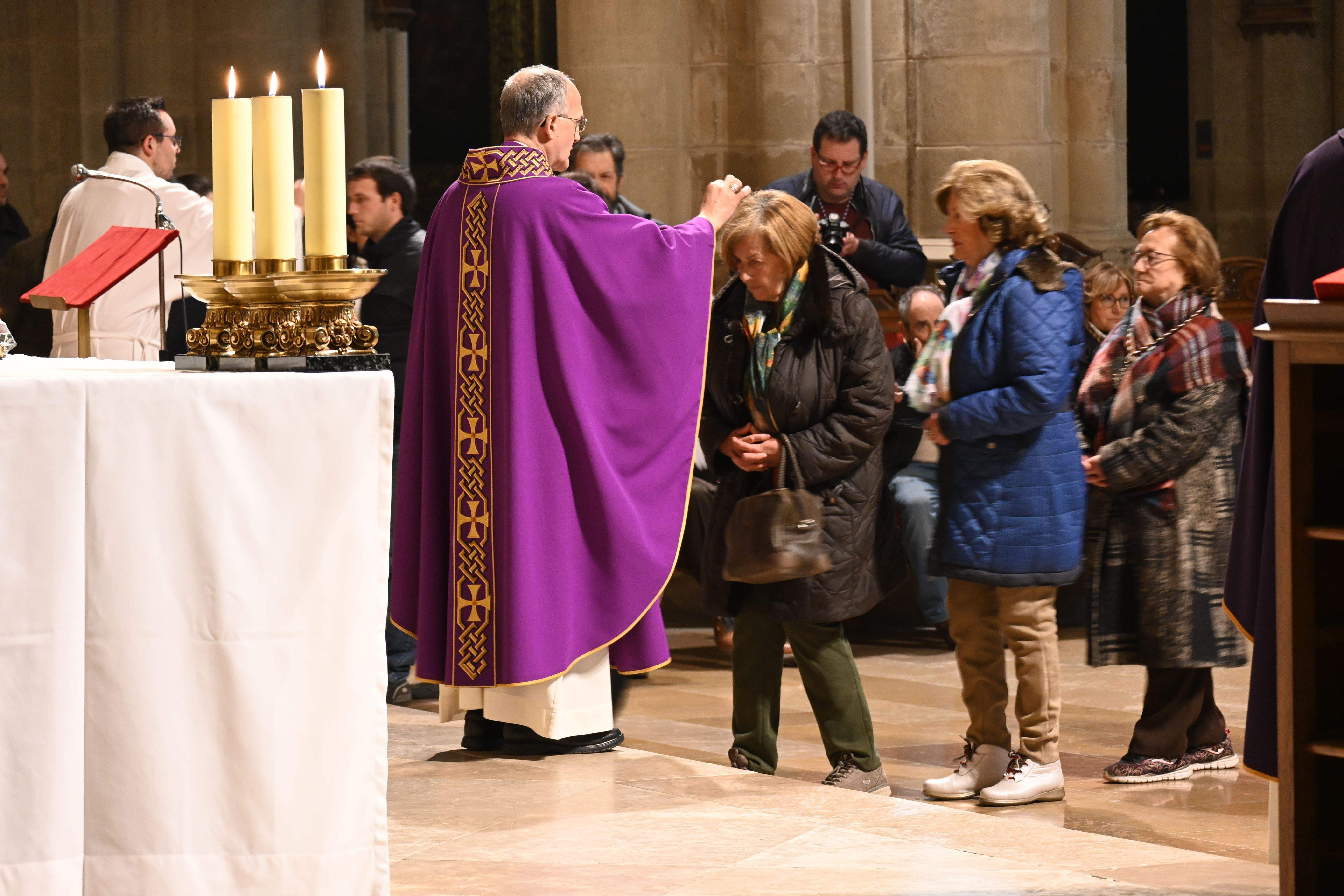 Imposición de Ceniza en la Catedral de Huesca. Foto Carlos Jalle