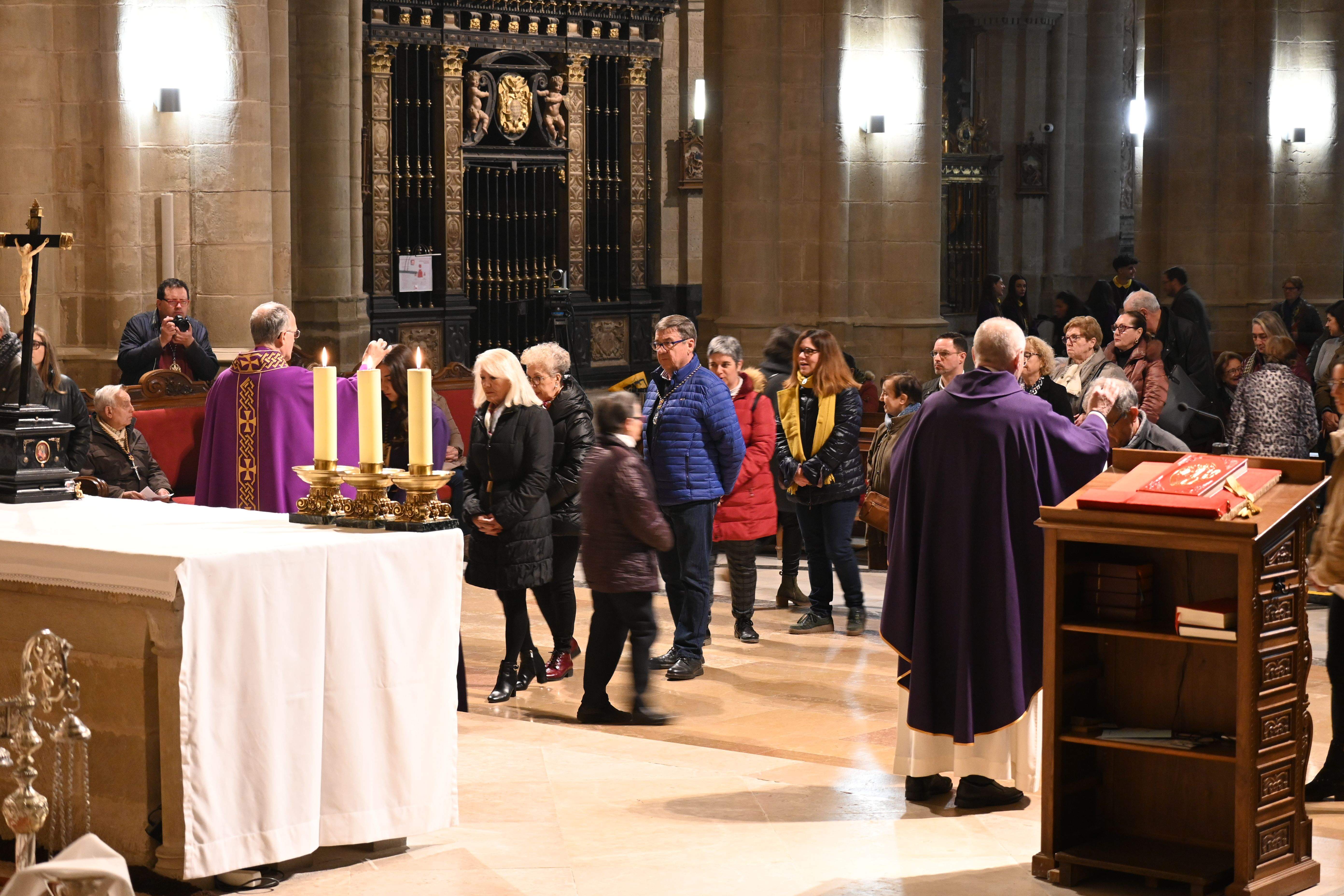Imposición de Ceniza en la Catedral de Huesca. Foto Carlos Jalle