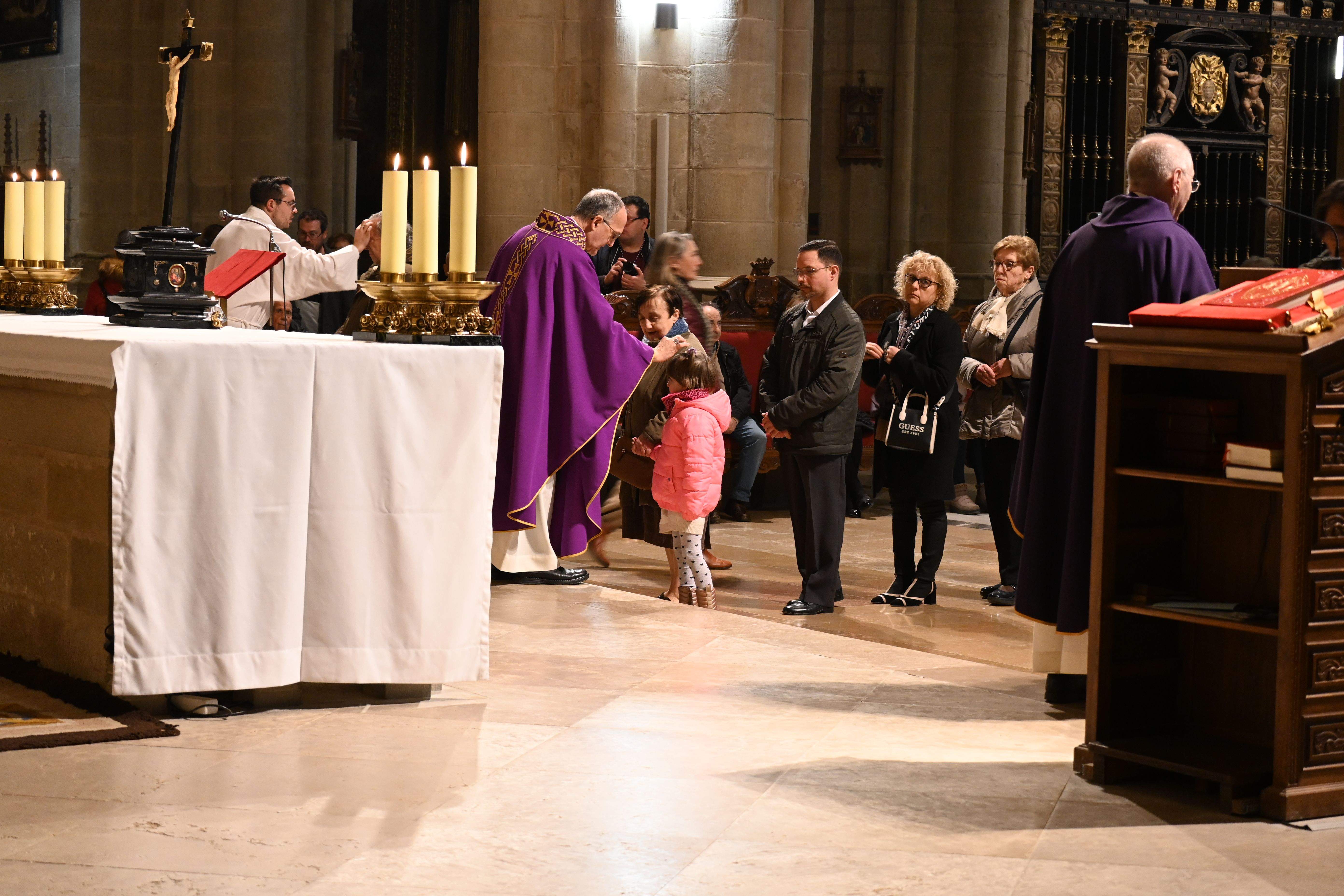 Imposición de Ceniza en la Catedral de Huesca. Foto Carlos Jalle