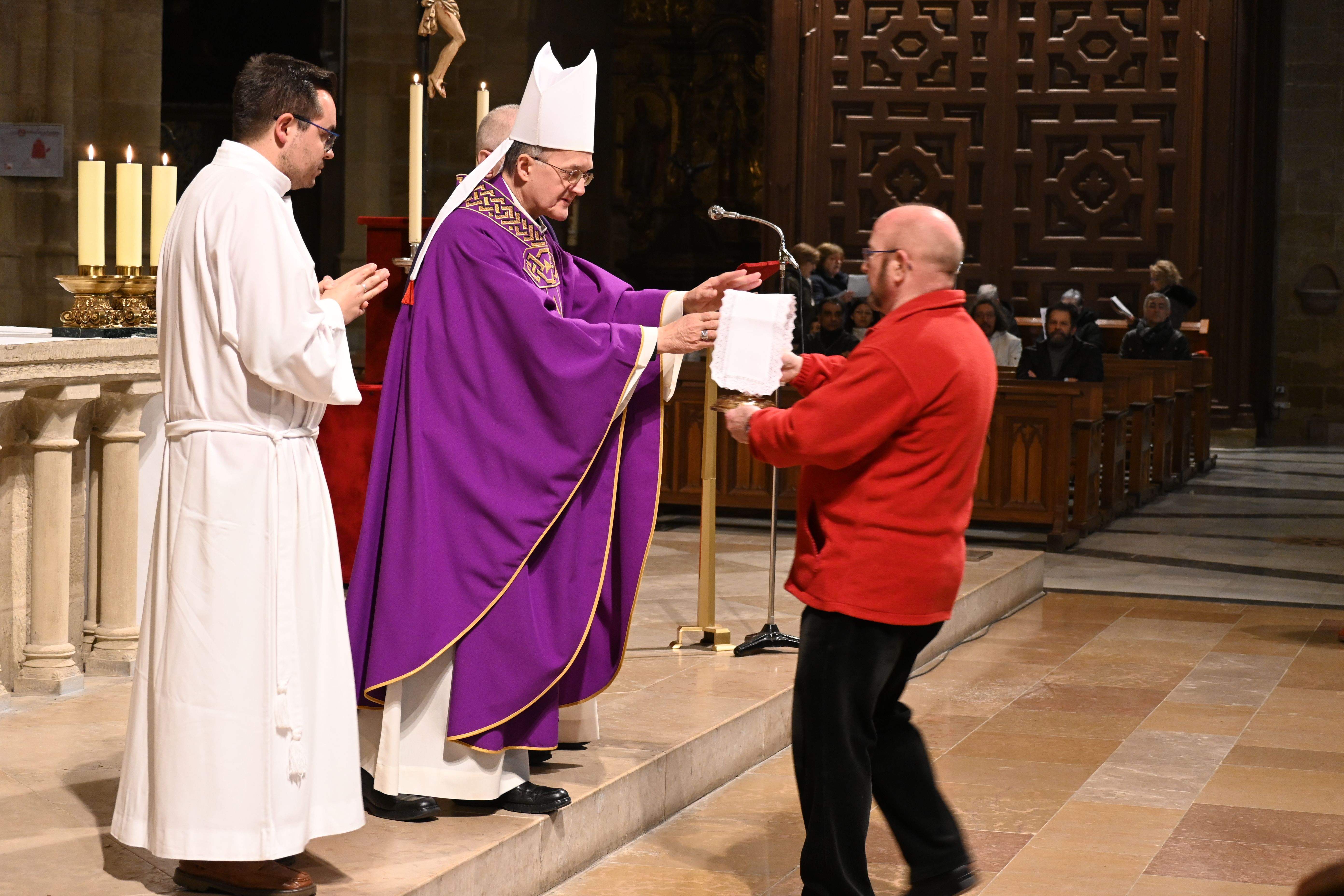 Imposición de Ceniza en la Catedral de Huesca. Foto Carlos Jalle