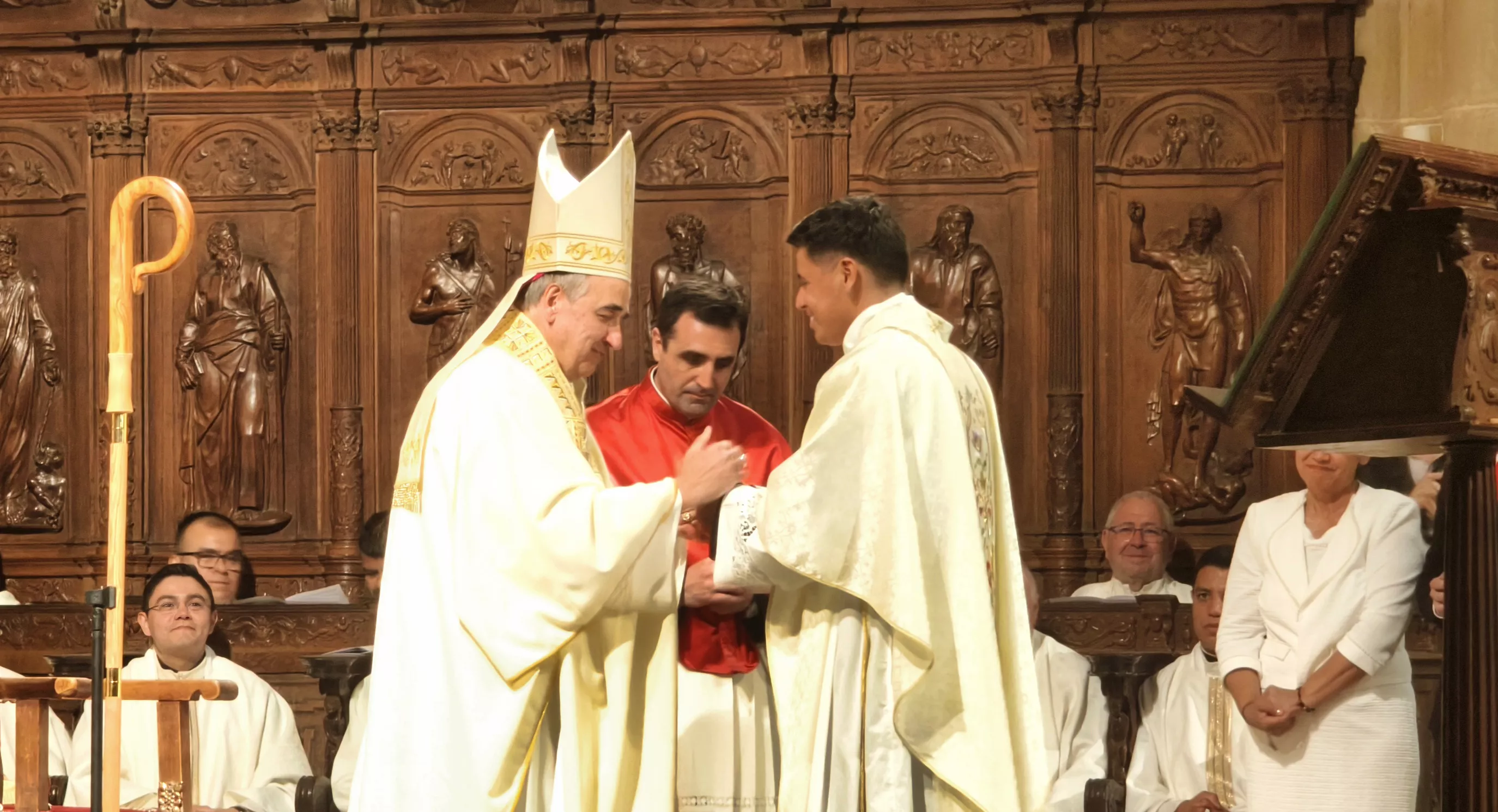 El obispo entrega al nuevo sacerdote la patena con el pan y el cáliz con el vino. Foto María José Sampietro Brosed