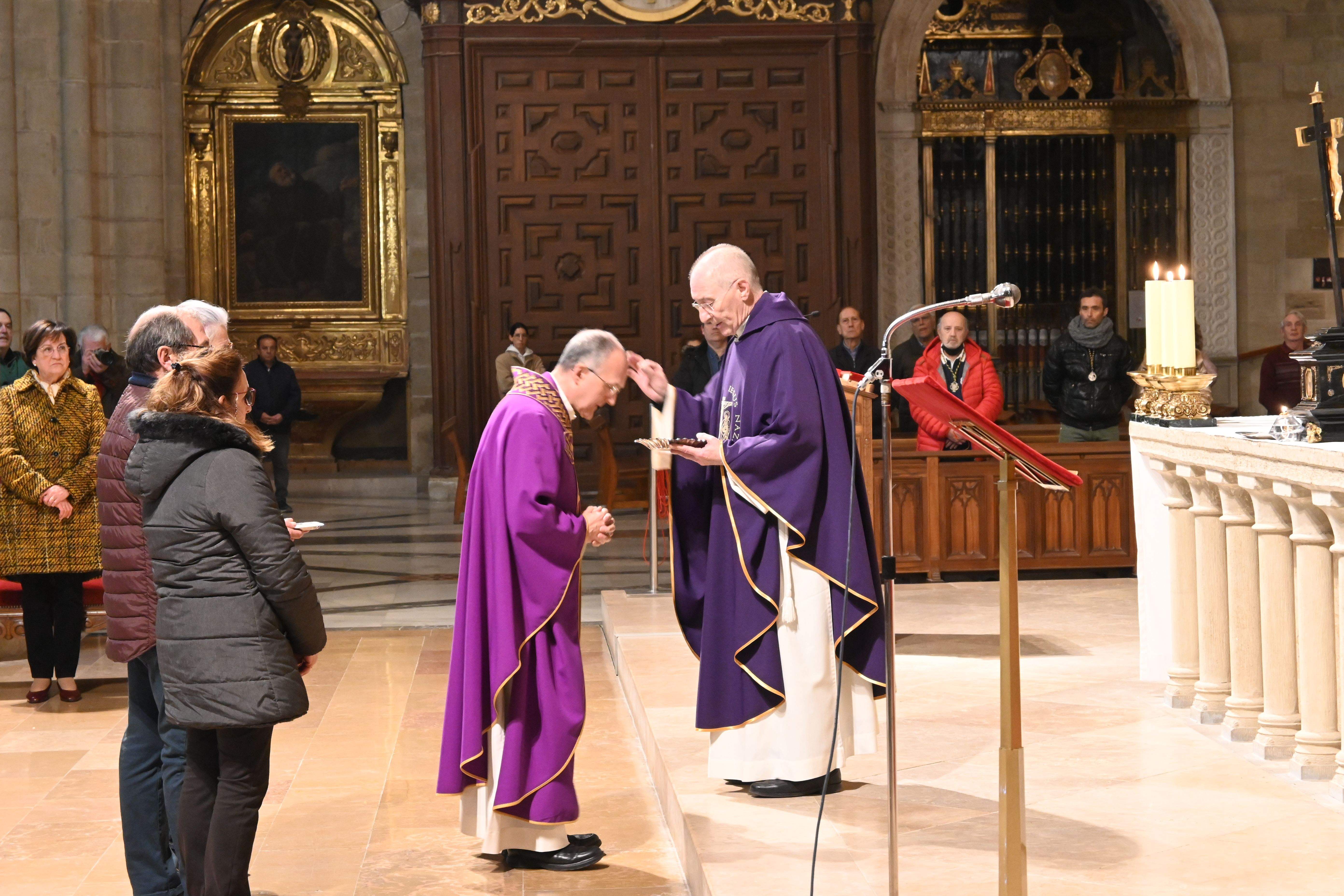 Imposición de Ceniza en la Catedral de Huesca. Foto Carlos Jalle