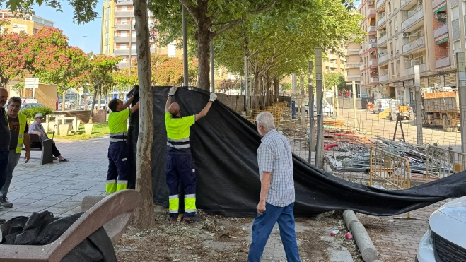 Retirada del vallado perimetral en parte de la plaza Santa Clara. Retirada del vallado perimetral en parte de la plaza Santa Clara.