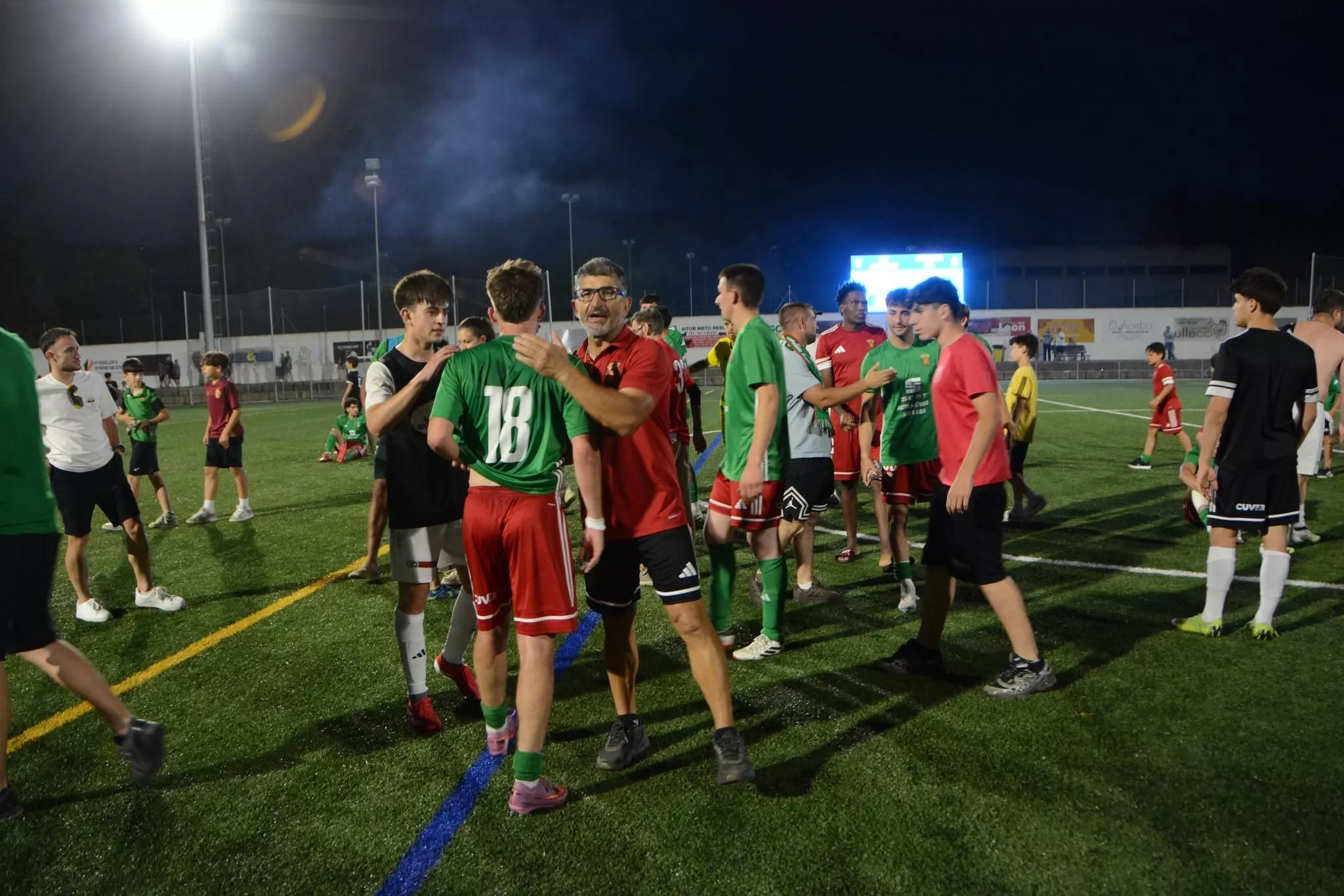 Tristeza en los jugadores del Jacetano tras no lograr el ascenso. Foto: El Pirineo Aragón / www.elpirineoaragones.com