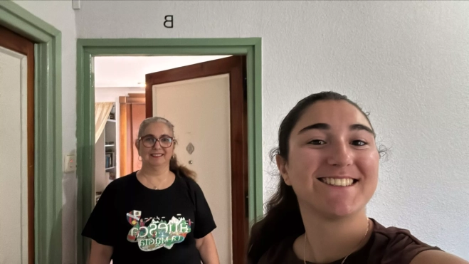 Lorena Garvín y su madre ya dentro de su vivienda. Lorena Garvín y su madre ya dentro de su vivienda.